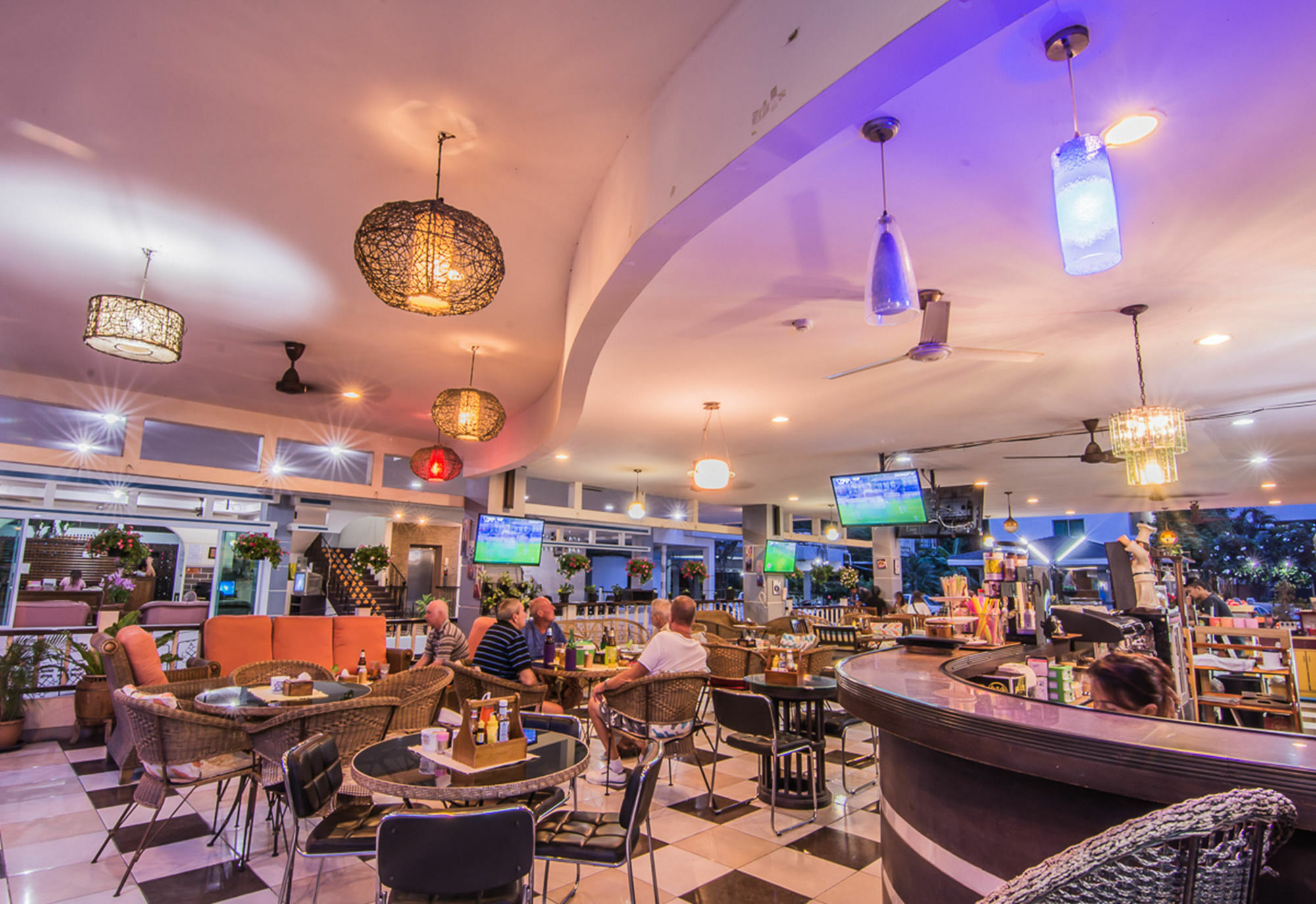 Sutus Court 5 Hotell Pattaya Eksteriør bilde