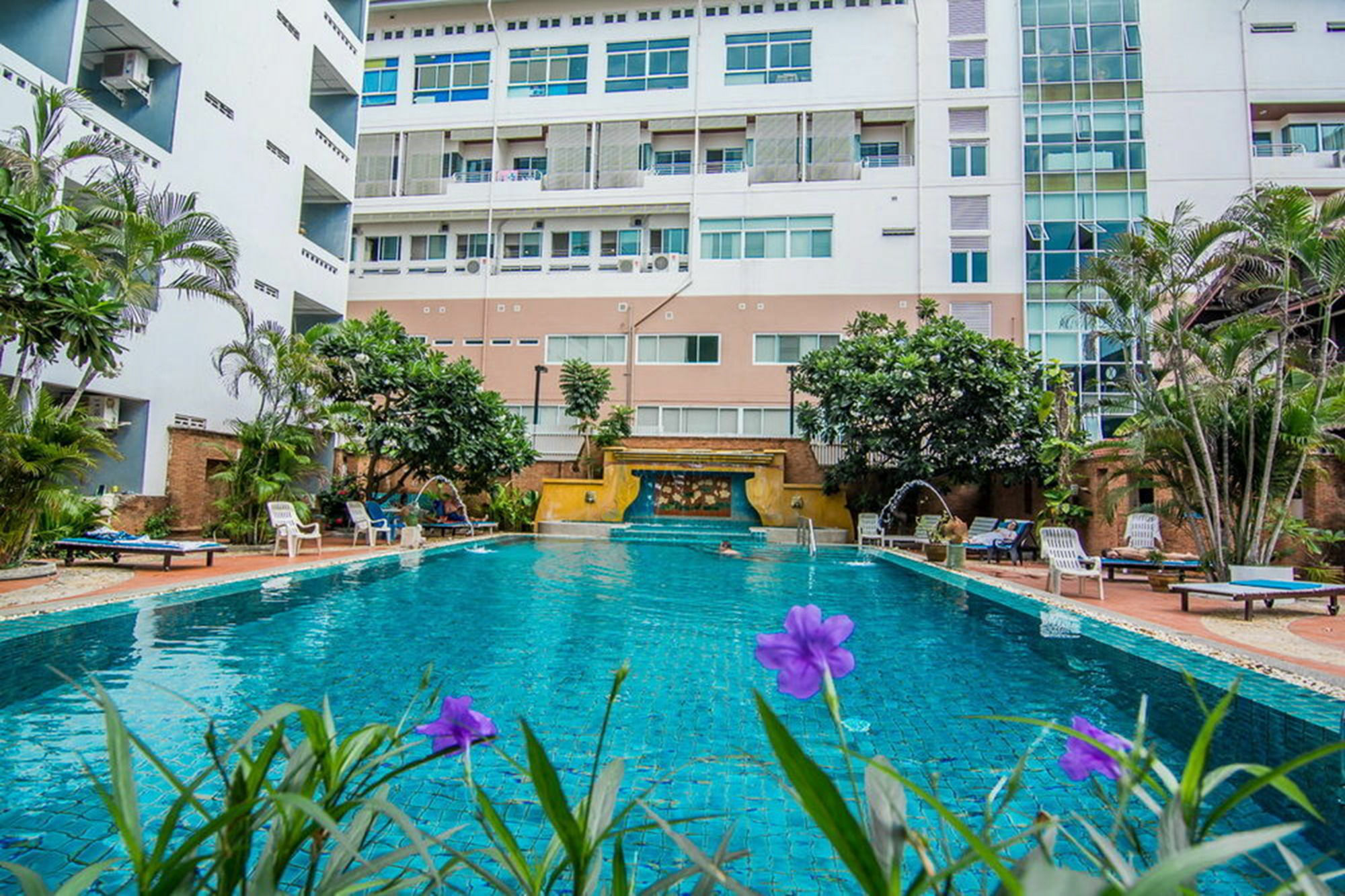 Sutus Court 5 Hotell Pattaya Eksteriør bilde