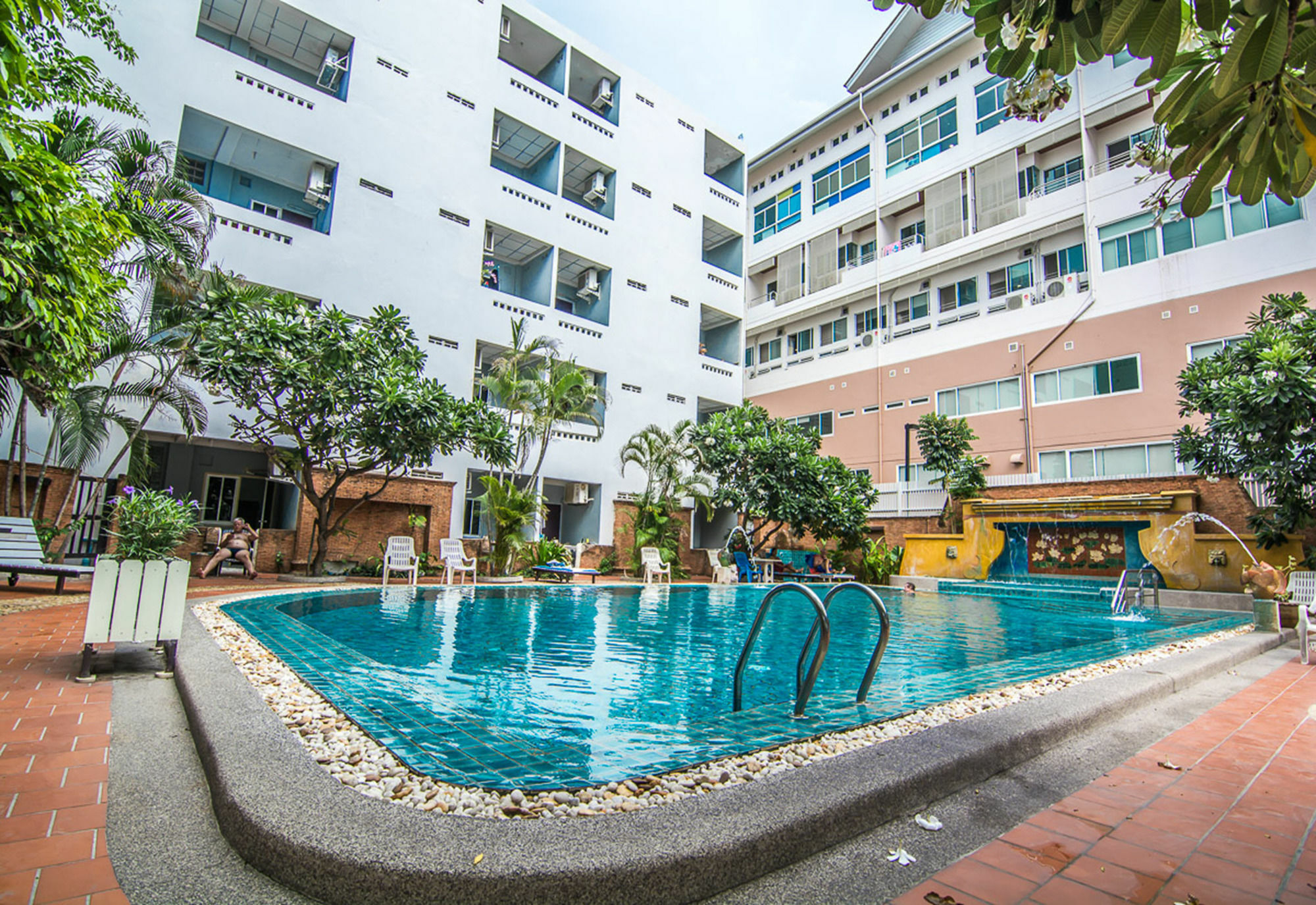 Sutus Court 5 Hotell Pattaya Eksteriør bilde